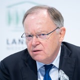 Stephan Weil (SPD), Ministerpräsident von Niedersachsen, spricht in der Landespressekonferenz im niedersächsischen Landtag.
