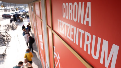 Auf einem Schild steht "Corona-Testzentrum".