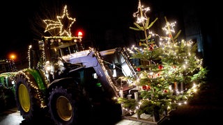 Weihnachtlich beleuchteter Trecker.