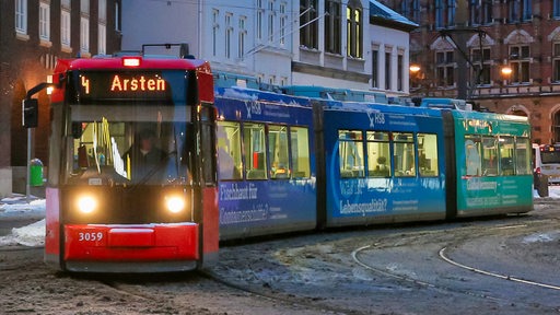 Eine Straßenbahn der Linie 4 Richtung Arsten fährt durch das verschneite Bremen