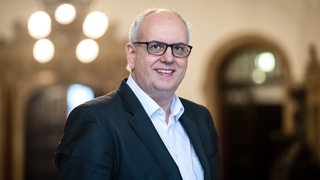 Andreas Bovenschulte (SPD), Bürgermeister von Bremen, steht im Rathaus. 