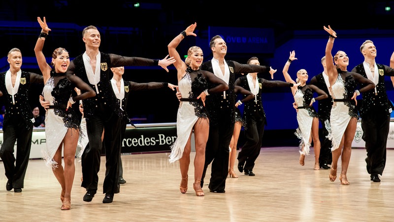 Pose der Lateinformation des Grün-Gold-Clubs zur Choreografie "Emozioni" bei der WM in der Stadthalle.