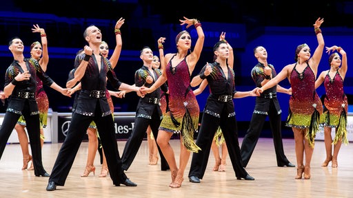 Pose der englischen Lateinformation Latin A mit ihrer Choreografie "Boogie Wonderland".
