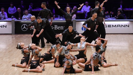 Pose der serbischen Lateinformation Vracar und ihrer Choreografie "Impossible" bei der WM in Bremen.