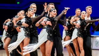 Pose der Lateinformation des Grün-Gold-Clubs zur Choreografie "Emozioni" bei der WM in der Stadthalle.