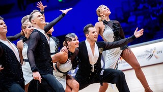 Pose der Lateinformation des Grün-Gold-Clubs zur Choreografie "Emozioni" bei der WM in der Stadthalle.