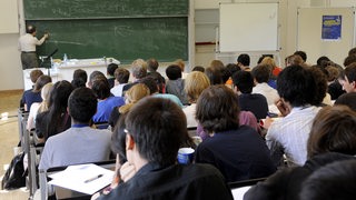 Ein Mathe-Professor steht vor Studenten der Jacobs University Bremen und hält eine Vorlesung.