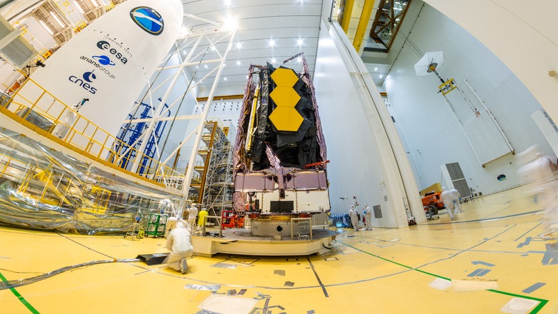 Das James Webb Teleskop wartet auf den Start ins Weltall.