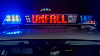 Ein Einsatzfahrzeug der Polizei mit Blaulicht und dem Schriftzug Unfall, bei einem Verkehrsunfall.