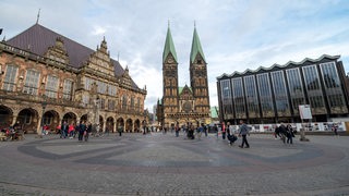 Der Bremer Marktplatz mit Blick auf das Rathaus, den Bremer Dom sowie das Haus der Bürgerschaft.