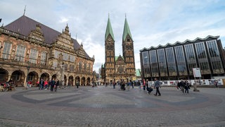 Der Bremer Marktplatz mit Blick auf das Rathaus, den Bremer Dom sowie das Haus der Bürgerschaft.