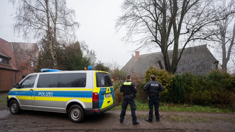 Polizisten stehen vor einem Haus in Fischerhude, in dem zwei Tote gefunden wurden.