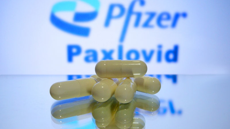 Symbolfoto einer Corona-Pille Paxlovid von Pfizer