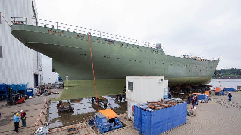Das Marineschulschiff «Gorch Fock» liegt bei der Fassmer Werft an der Weser auf dem Trockenen. Dort wird die Restaurierung des Schiffes von Arbeitern der Elsflether Werft weiter voran gebracht. 