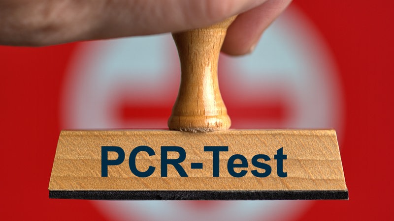 Ein Stempel mit der Aufschrift "PCR-Test"