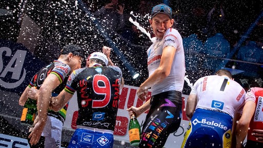 Radsportler Nils Politt feiert seinen Sieg bei der Finaljagd der 56. Bremer Sixdays im Jahr 2020 mit einer Sektdusche.