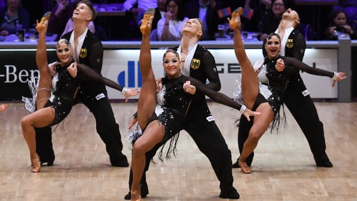 Die Tänzer vom Bremer Grün-Gold-Club tanzen eine Choreo bei der Weltmeisterschaft.