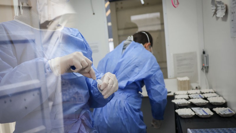 Zwei Mitarbeiterinnen verarbeiten Corona-Schnelltests in einem Testcenter 