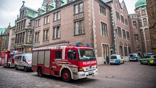 Ein Wagen der Feuerwehr steht vor dem Bremer Rathaus.