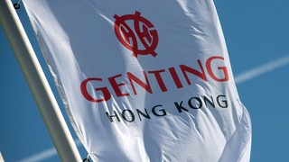 Auf einer Flagge steht "Genting Hong Kong".
