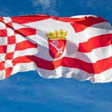 Eine Flagge des Bundeslandes Bremen weht im Wind