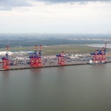 Der Jade-Weser-Port in Wilhelmshaven aus der Luft fotografiert.