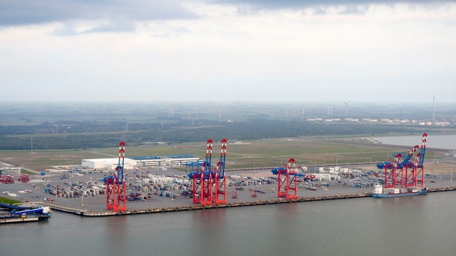Der Jade-Weser-Port in Wilhelmshaven aus der Luft fotografiert.