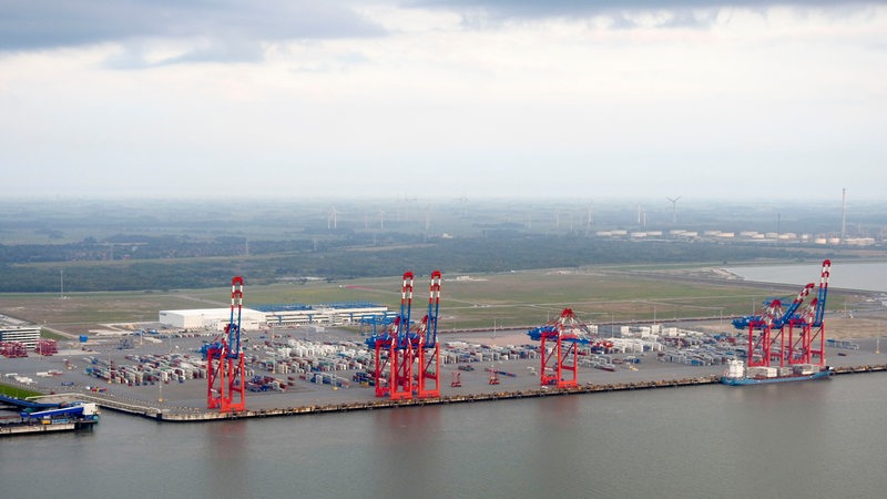 Der Jade-Weser-Port in Wilhelmshaven aus der Luft fotografiert.