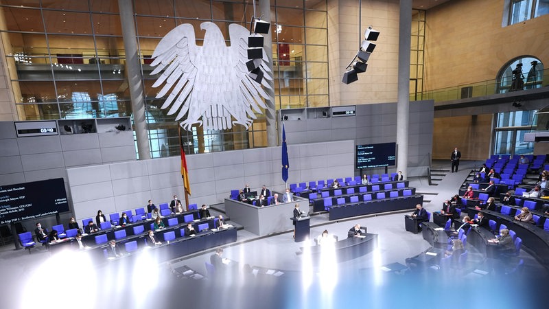 Der Bundestag debattiert über die Politik der Bundesregierung fort. 