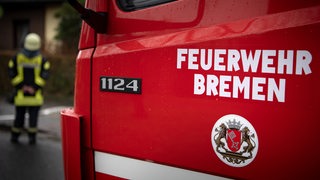 Feuerwehr Bremen steht auf einem Einsatzfahrzeug.