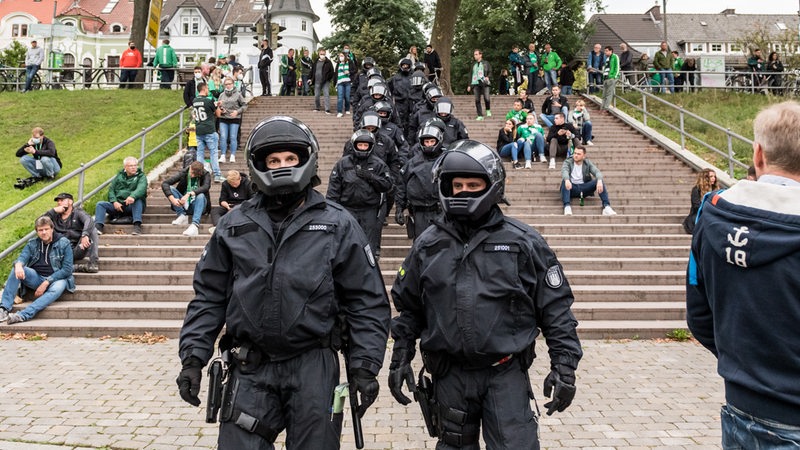 Am Weser-Stadion sind mehrere Polizeikräfte im Einsatz.