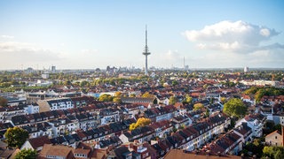 Blick über die Häuser im Stadtteil Findorff und den Bremer Fernsehturm im Oktober 2021