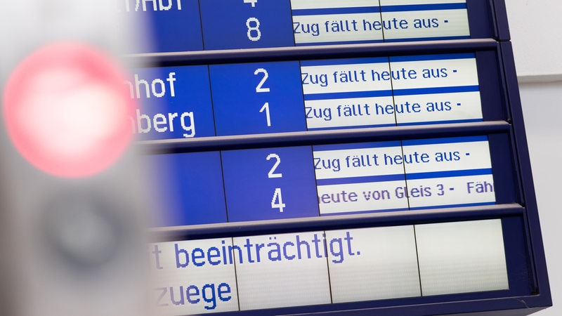 Auf Zugausfälle wird auf einer Anzeigetafel im Bahnhof hingewiesen