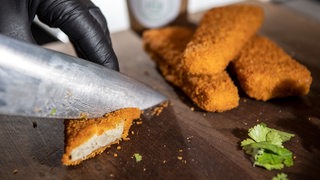 Vegane Fischstäbchen werden aufgeschnitten