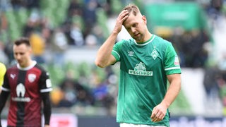  Niclas Füllkrug fasst sich an den Kopf