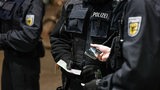 Bundespolizisten kontrollieren Ausweispapiere im Bremer Hauptbahnhof. 