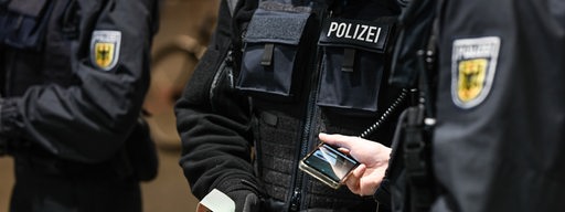 Bundespolizisten kontrollieren Ausweispapiere im Bremer Hauptbahnhof. 