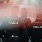 Mehrere Polizisten laufen nebeneinander. (Symbolbild)