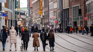 Passanten laufen am 10. Februar 2022 durch die Bremer Innenstadt
