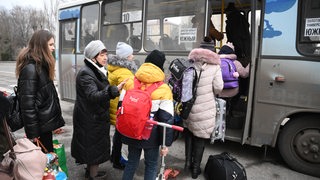 Bürger von Donetsk werden mit einem Bus evakuiert