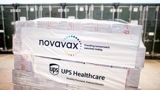 Eine Palette mit Novavax-Impfstoff