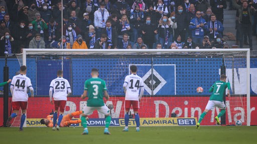 Werder-Stürmer Marvin Ducksch verwandelt einen Elfmeter gegen den HSV.