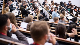 Studenten und Studentinnen sitzen im großen Hörsaal der Universität Bremen.