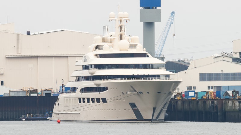 Die Luxusyacht "Dilbar" liegt in einer Werft in Hamburg.
