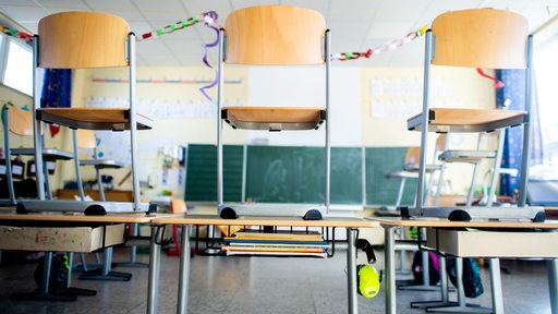 Stühle stehen nach Schulschluss auf den Tischen in einem Unterrichtsraum der Christophorus-Grundschule.