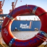 Ein Rettungsring liegt am Hafen vor der Bremerhavener Lloyd-Werft.