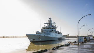 Ein Militärschiff liegt am Marine-Stützpunkt Wilhelmshaven.