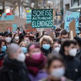 Demonstration zum Weltfrauentag mit Plakaten.