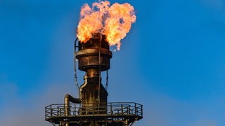 Überschüssiges Gas wird in einer Erdölraffinerie verbrannt