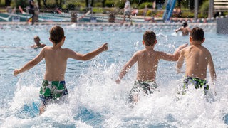 Kinder rennen ins Wasser 